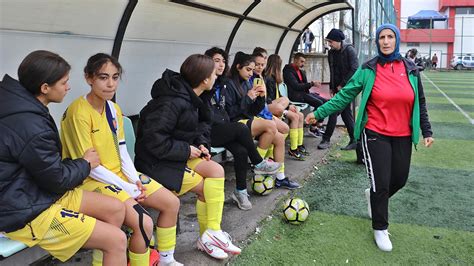 Azize Ay, teknik direktörlük kariyerindeki ilk maçında 9-0 galip- Son Dakika Spor Haberleri